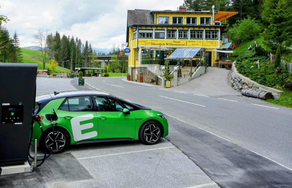 Gasthof Klug Zum Ehrensepp Modriach Buitenkant foto